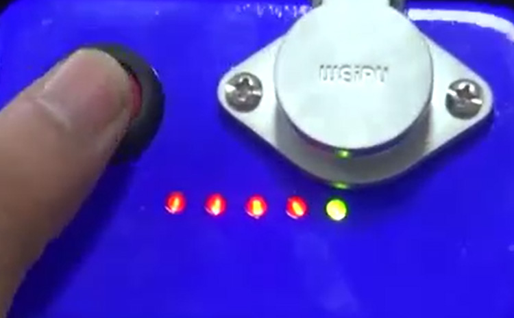紅色燈顯示電量.jpg 紅色燈顯示電量.jpg