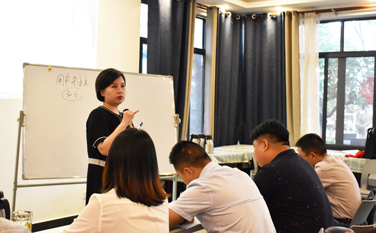 員工與老師互動.jpg 員工與老師互動.jpg